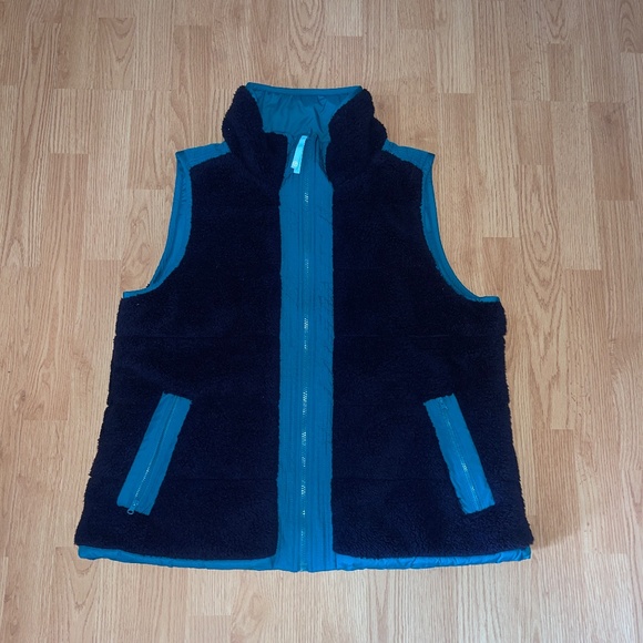 T By Talbots Teal and Navy Blue Reversible Sherpa Puffer Vest Size XL - Picture 5 of 12